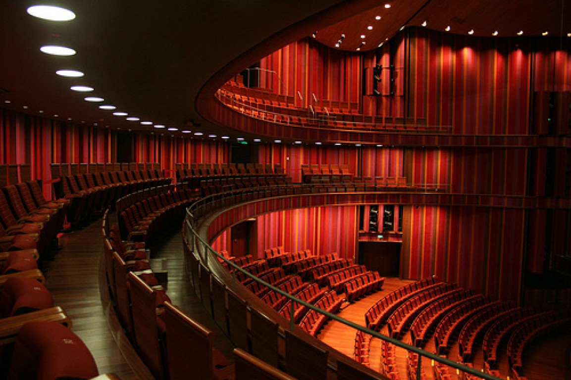 Национальный центр исполнительских искусств в Пекине оперный зал. Национальный театр исполнительских искусств Пекин Китай внутри. Оперный зал национального театра Пекин. Национальный театр в Пекине внутри.